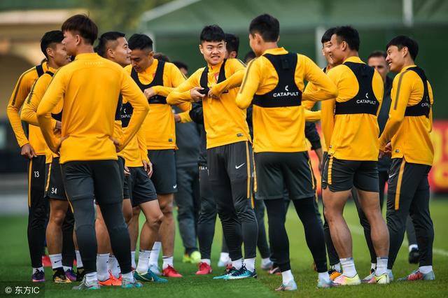 关于窗口期亚冠传出新动向；罗马更衣室发声；管理层表态——气氛紧张；阵容厚度经受考验的信息