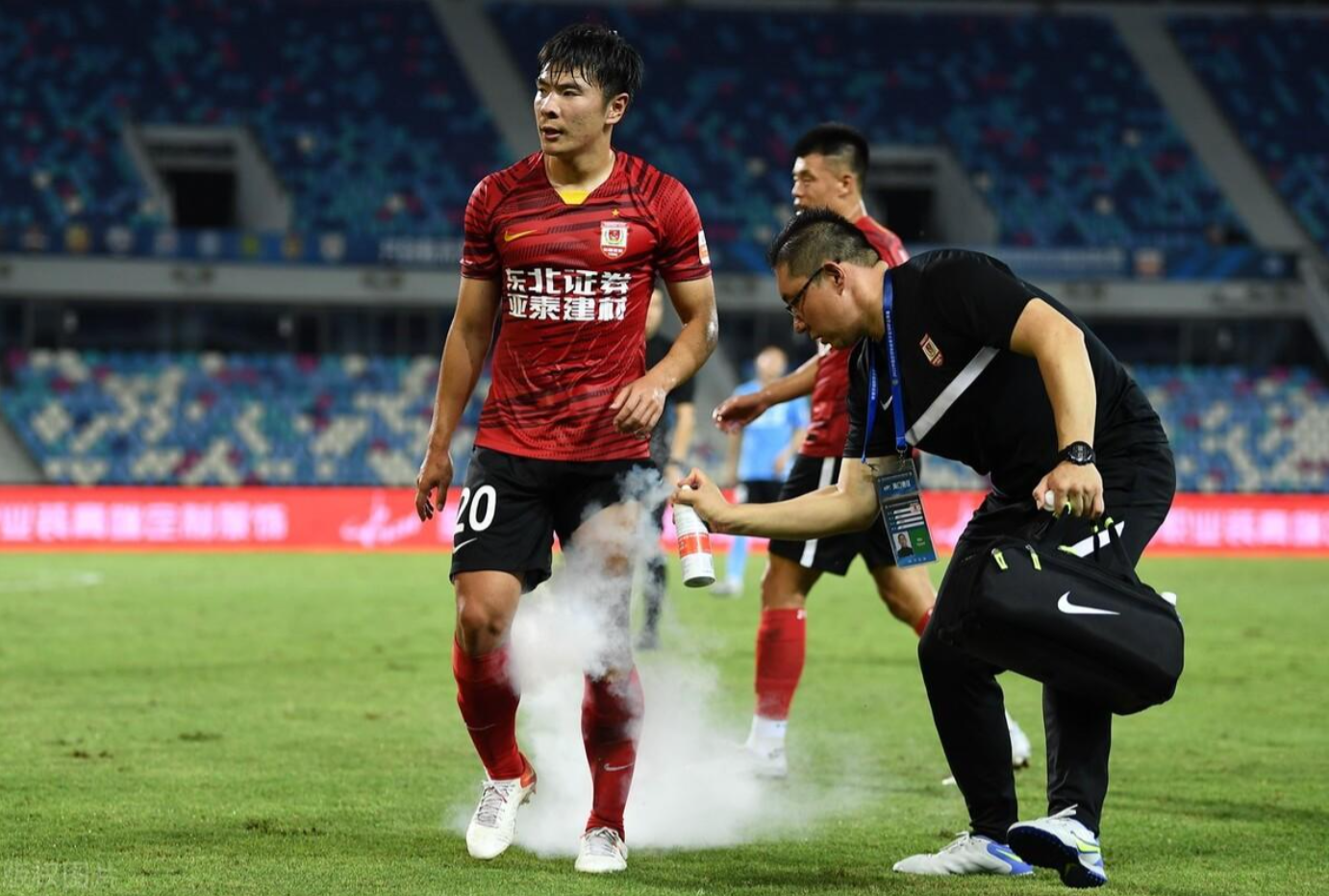 中超转会期走向成谜，拜仁慕尼黑手感冰凉，球迷炸锅，轮换策略成焦点(拜仁慕尼黑退役球员名单)