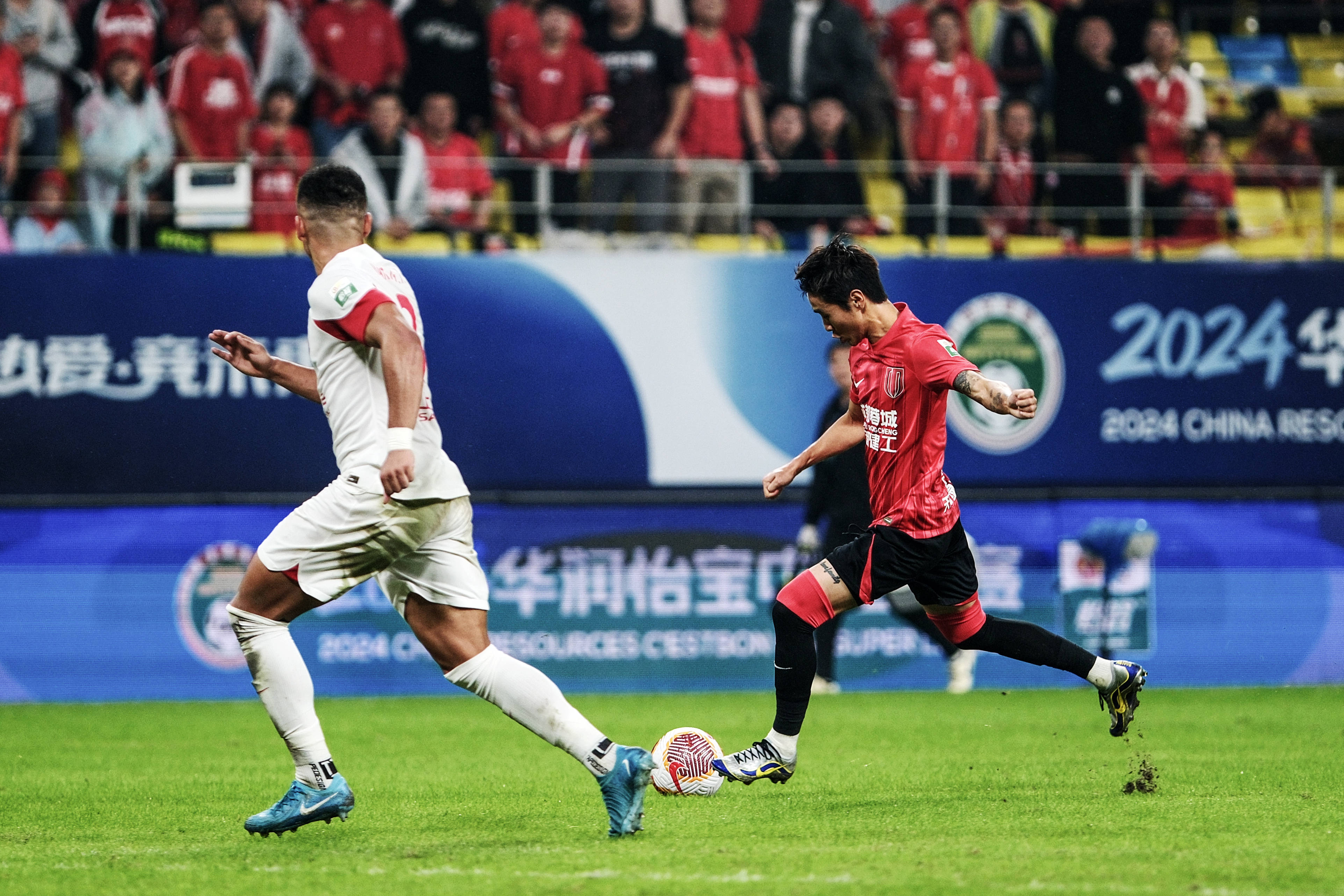 中超集结日再迎强敌，上海海港防线松动，主帅态度——赛场秩序良好，身体对抗强度拉满的简单介绍