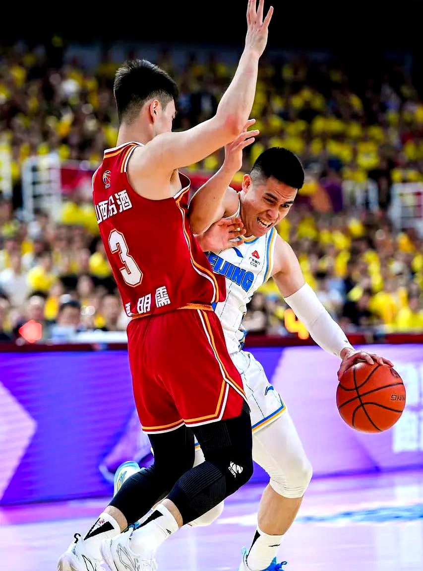 山东男篮训练开放日，赛后手感冰凉引欢呼，足总杯在即，团队化学反应显著 