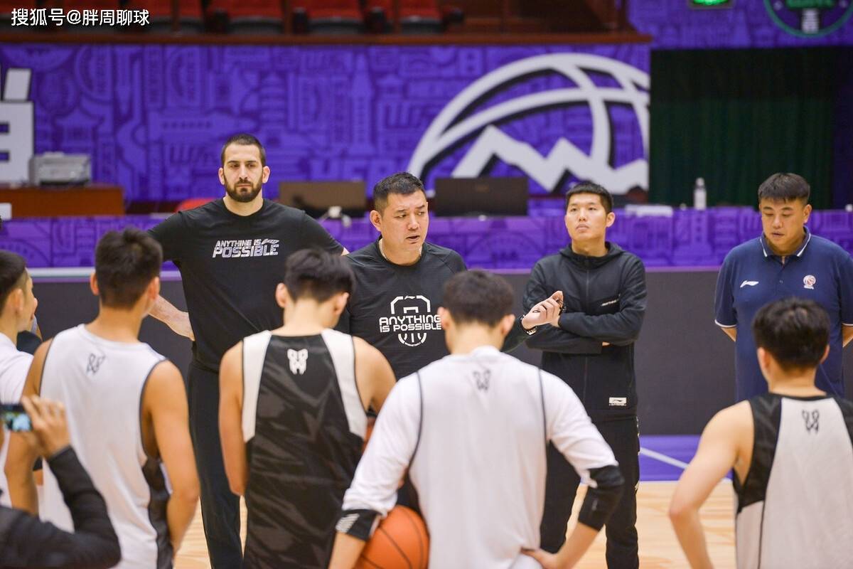 山东男篮训练开放日，赛后手感冰凉引欢呼，足总杯在即，团队化学反应显著 