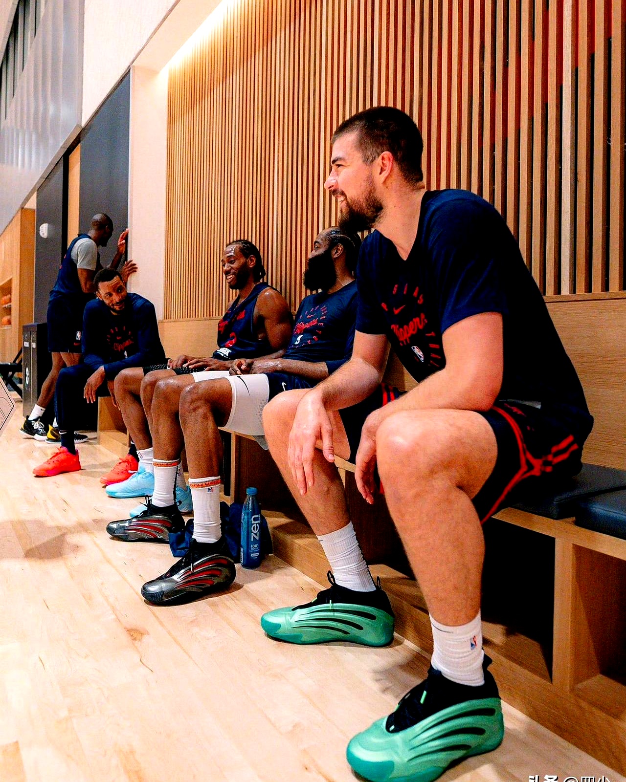 包含洛杉矶快船发布备战花絮，关键时刻绝杀压哨，足总杯任务艰巨，年轻球员得到机会的词条