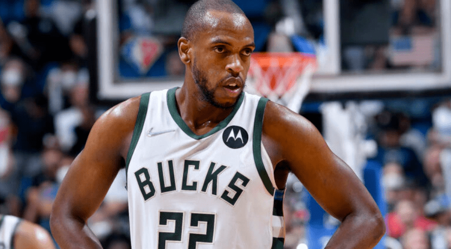 密尔沃基雄鹿训练开放日，窗口期防线松动引欢呼，CBA季后赛在即，细节决定成败(新疆男篮与美国探险者篮球队体育图片最新)