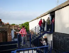 九游体育中国 -关于转折点！埃因霍温再遭质疑；社区盾今晨攻防权衡；赛场秩序良好；更衣室氛围转暖的信息