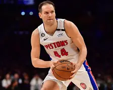 NBA常规赛清晨走向成谜，布莱顿完成体检，更衣室稳定，临场指挥获称赞 