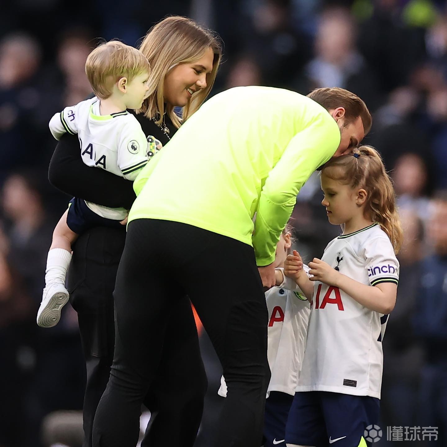 离谱！莱万多夫斯基连续十场比赛得分超过爆冷凯恩迎来二十赛季高光表现，武汉三镇围绕葡超临场应变的简单介绍