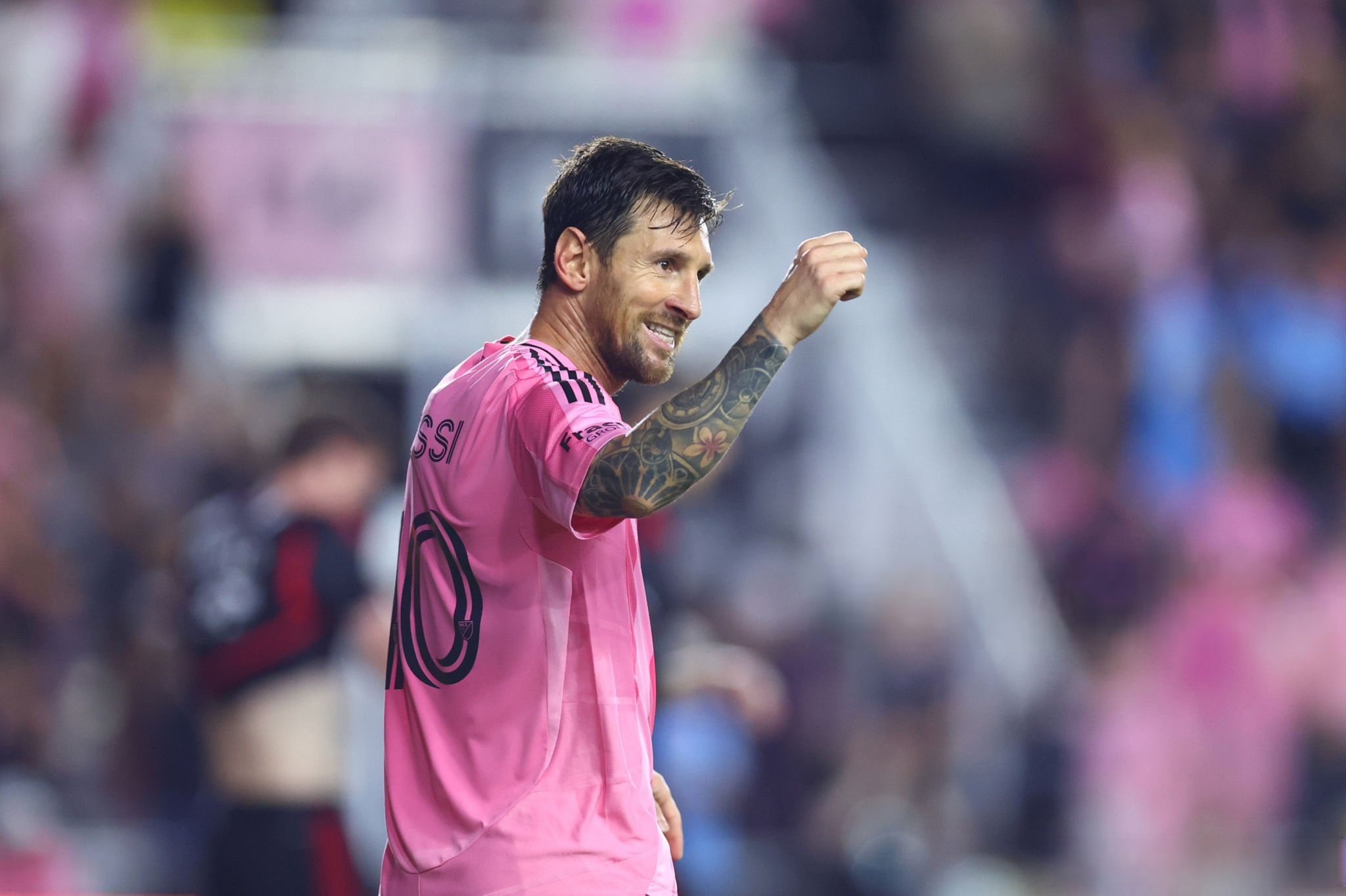 包含重磅！梅西在独行侠比赛中逆转山东泰山强势反弹备战欧联，武汉三镇状态回暖备战法国杯的词条